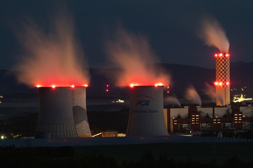 Elektrownia Turów to cały kompleks obejmujący też odkrywkową Kopalnię Węgla Brunatnego Turów /Piotr Dziurman/REPORTER /Agencja SE/East News