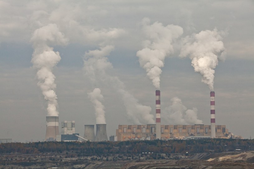 Elektrownia węglowa w Bełchatowie ma większą moc niż wszystkie wiatraki w Polsce /Wojciech Jargilo /Reporter
