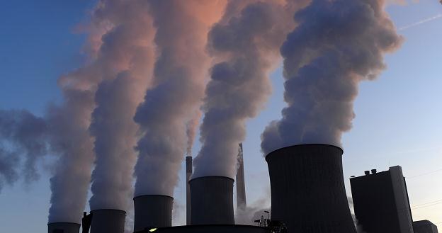 Elektrownie opalane węglem kamiennym czy brunatnym produkują ogromne ilości CO2 /AFP