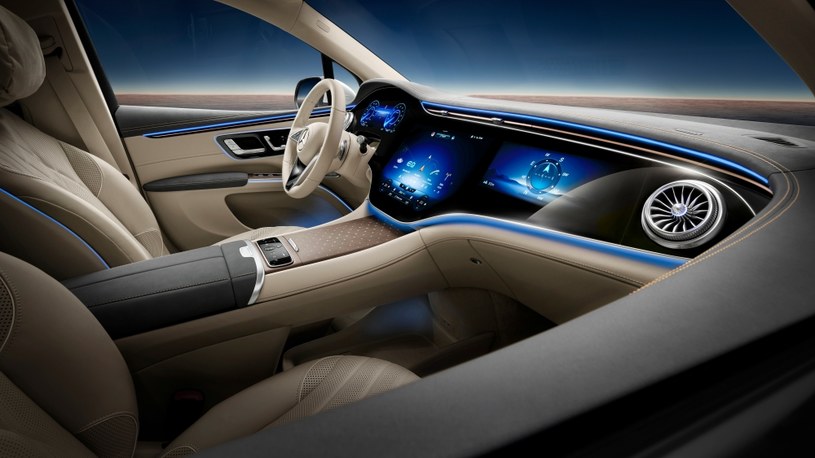Elektryczna limuzyna Mercedesa, model EQS wydaje się być już przygotowana na nową wersję aplikacji CarPlay /