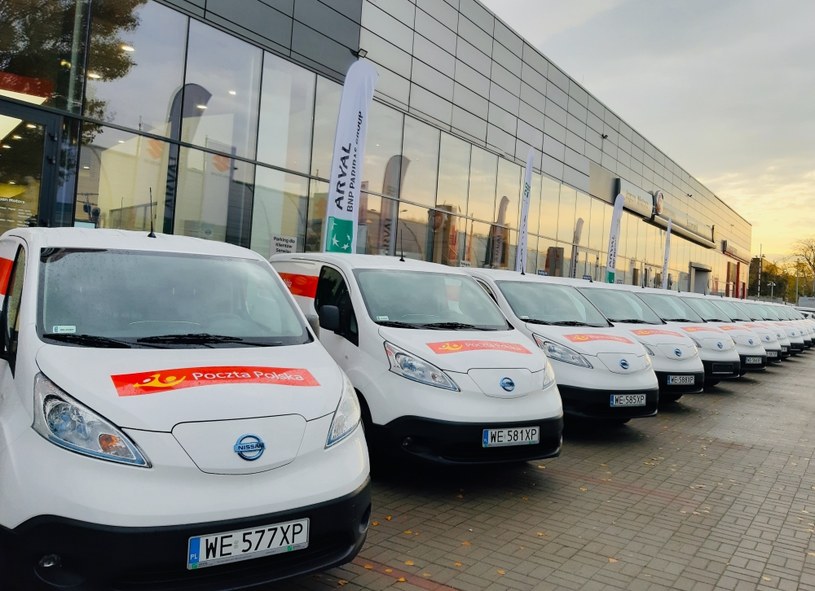 Elektryczne auta Nissana w barwach Poczty Polskiej /Informacja prasowa