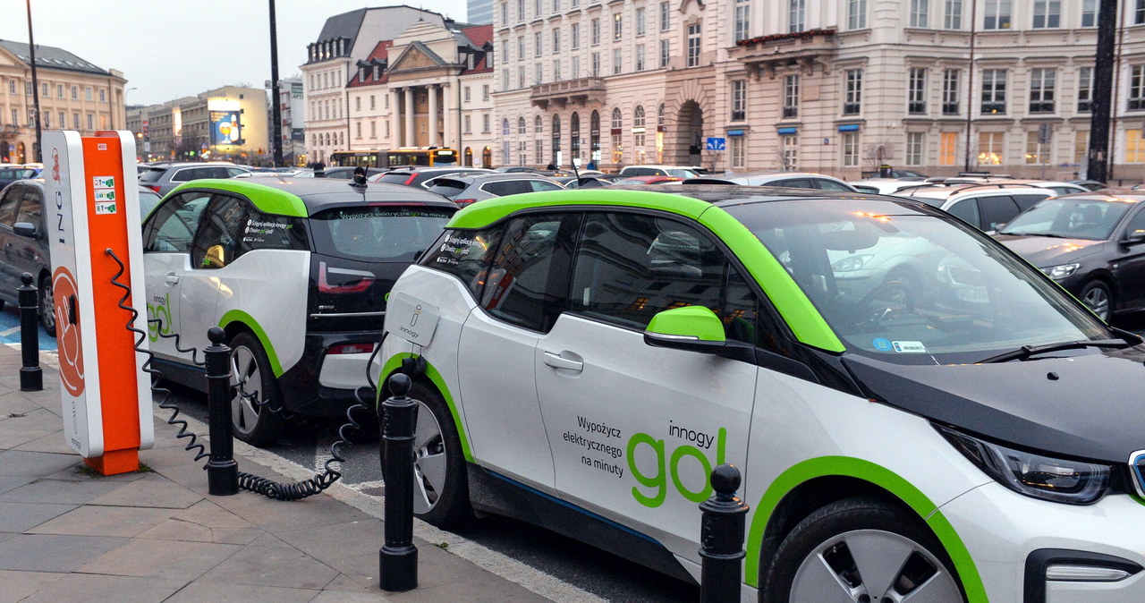 Elektryczne BMW i3 już znikają z ulic Warszawy. Firma nie wytrzymała konkurencji /Gerard /Reporter