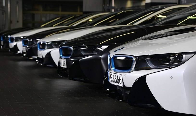 Elektryczne samochody BMW /AFP