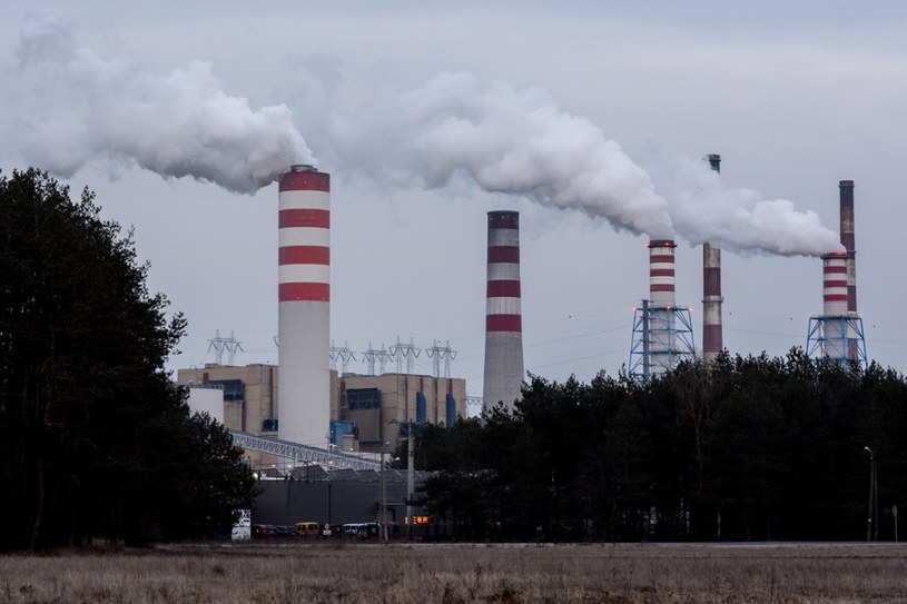 Elektryczne samochody, gdy już się pojawią w Polsce, będą jeździć na węglu i przyczyniać się do zwiększenia emisji CO2 /Mariusz Gaczyński /East News