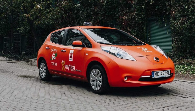 Elektryczne taksówki, w postaci Nissanów Leafów, można już znaleźć w Warszawie /Informacja prasowa