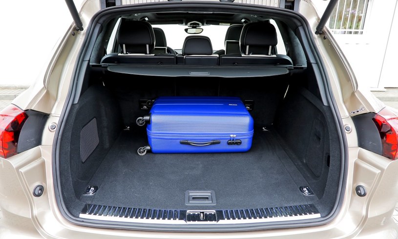 Elektrycznie unoszona pokrywa kryje szlachetnie wykończony bagażnik o pojemności 670 l i bardzo regularnym kształcie. /Motor