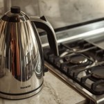 Elektryczny czy gazowy? Jaki czajnik kupić i jak o niego dbać