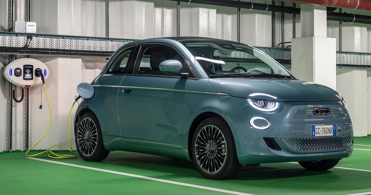 Elektryczny Fiat 500 miał się sprzedać w liczbie 100 tys. egzemplarzy. Do października 2023 roku znalazł zaledwie 41 tys. nabywców. /materiały prasowe