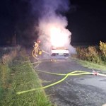 Elektryczny Mercedes stanął w ogniu w środku wsi. Na miejscu 3 zastępy straży