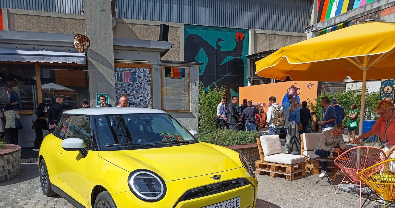 Elektryczny Mini Cooper będzie dostępny w dwóch wersjach: E i SE. /fot. SM /INTERIA.PL