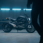 Elektryczny motocykl 2022 SR - pełne wyposażenie do odblokowania z poziomu aplikacji... za dodatkową opłatą 