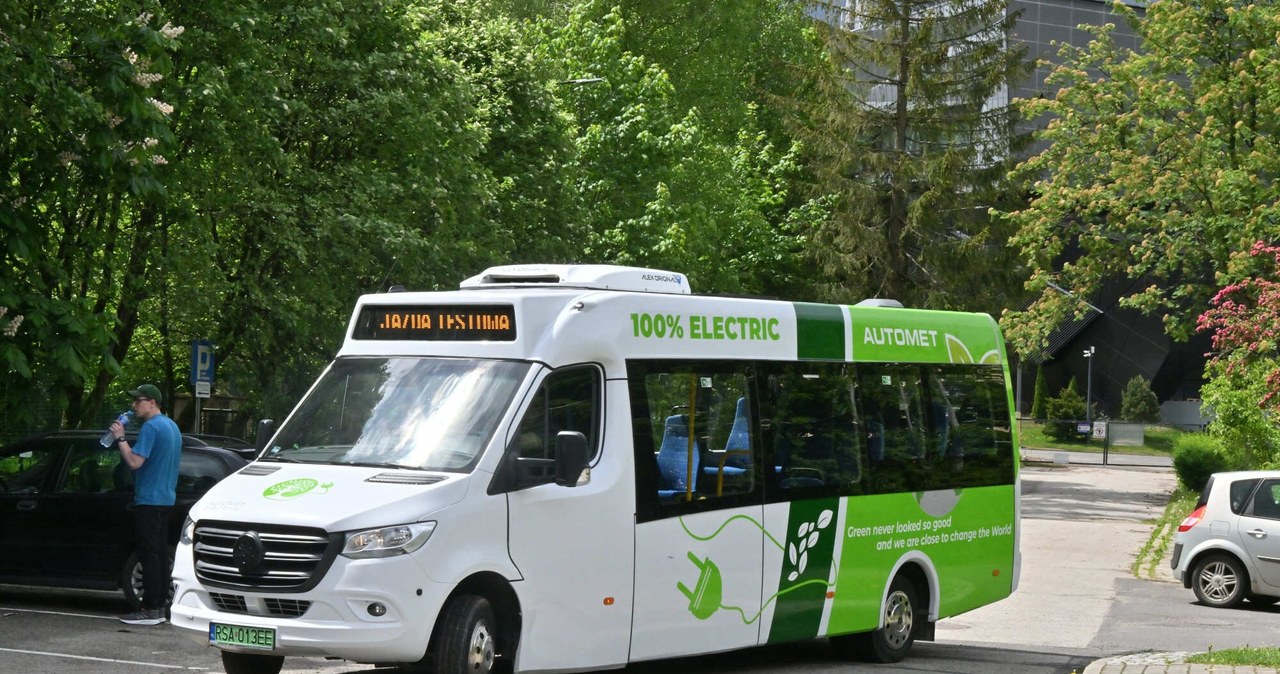 Elektryczny pojazd dostarczył producent z Sanoka. Automet MiniCity Electric bazuje on na podwoziu do zabudowy Mercedesa Sprintera. /Paweł Murzyn  /East News