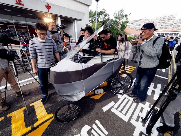 Elektryczny samokierujący tricykl Persuasive Electric Vehicle (PEV) w Tajpej /EPA