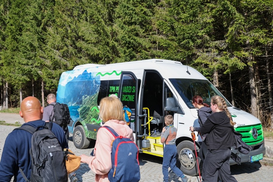 Elektryczny wóz przewozi turystów zmierzających nad Morskie Oko. /	Grzegorz Momot   /PAP