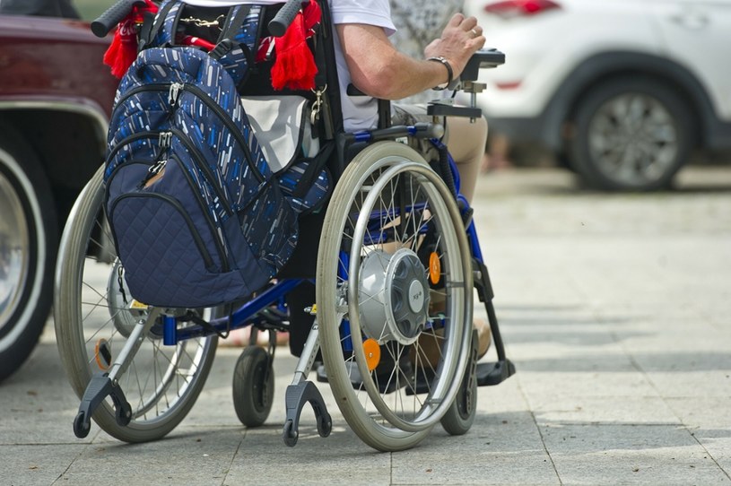 Elektryczny wózek inwalidzki nie jest pojazdem, który może wjechać na drogę ekspresową (fot. ilustracyjne) /Stanisław Bielski /Reporter