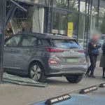 Elektrycznym hyundaiem wjechała w witrynę sklepową