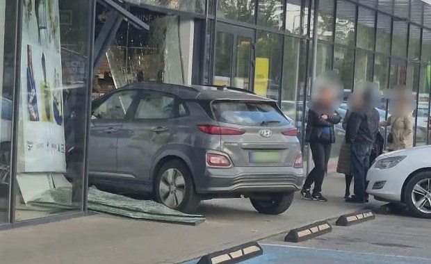 Elektrycznym hyundaiem wjechała w witrynę sklepową