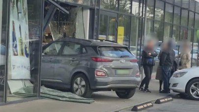 Elektrycznym hyundaiem wjechała w witrynę sklepową