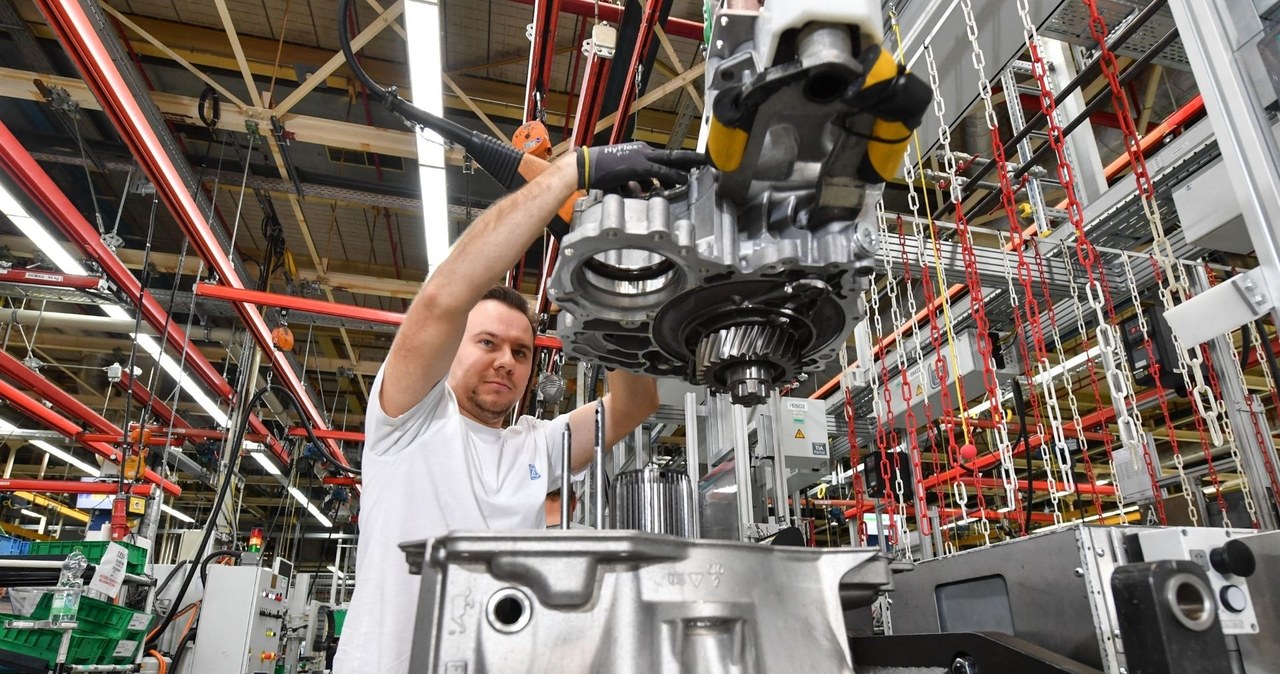 Elektryfikacja oznacza spore wyzwania nie tylko dla producentów aut, ale również dla firm zajmujących się produkcją części samochodowych. /AFP