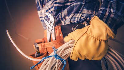 Elektryk wypija 3 litry alkoholu dziennie. Sąd nakazał przywrócenie go do pracy