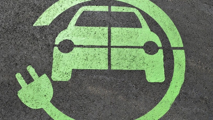 Elektryki są „czystsze” niż samochody spalinowe? Badania wskazują zwycięzcę /Geekweek