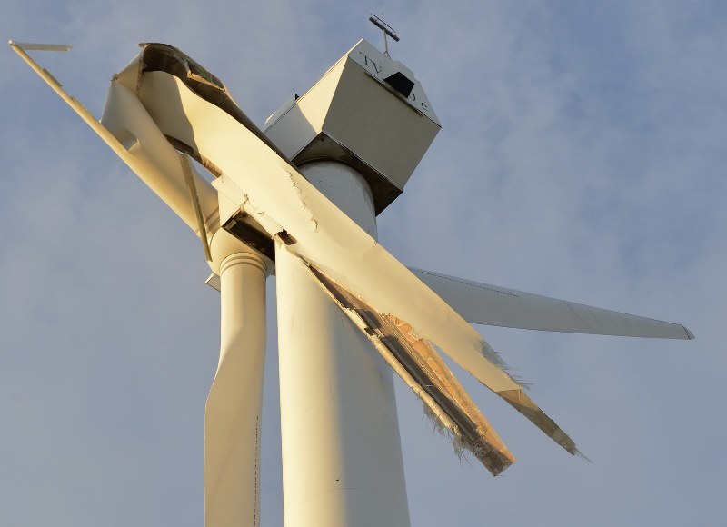 Element ważący 300 kilogramów leży teraz na polu, a wiatrak stoi unieruchomiony /Maciej Grzyb /RMF FM