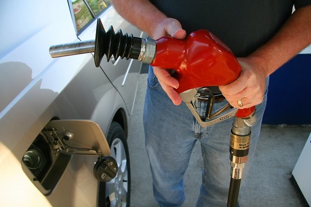 Elementem ryzyka dla kształtowania się wskaźnika CPI w najbliższych miesiącach będą ceny paliw /AFP