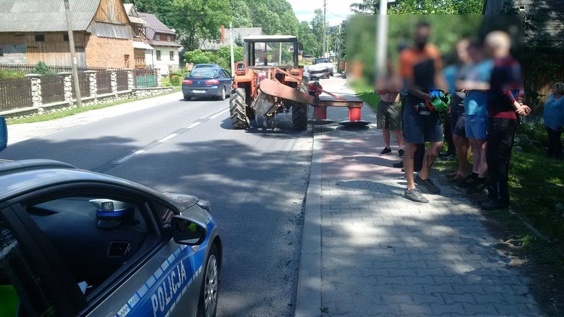 Elementy kosiarki przesunęły się na chodnik i uderzyły w grupę dzieci / Fot: Tygodnik Podhalański /Informacja prasowa