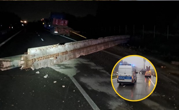 Elementy mostu wypadły z naczepy. Duże utrudnienia na S17