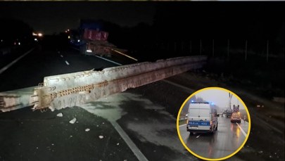 Elementy mostu wypadły z naczepy. Duże utrudnienia na S17