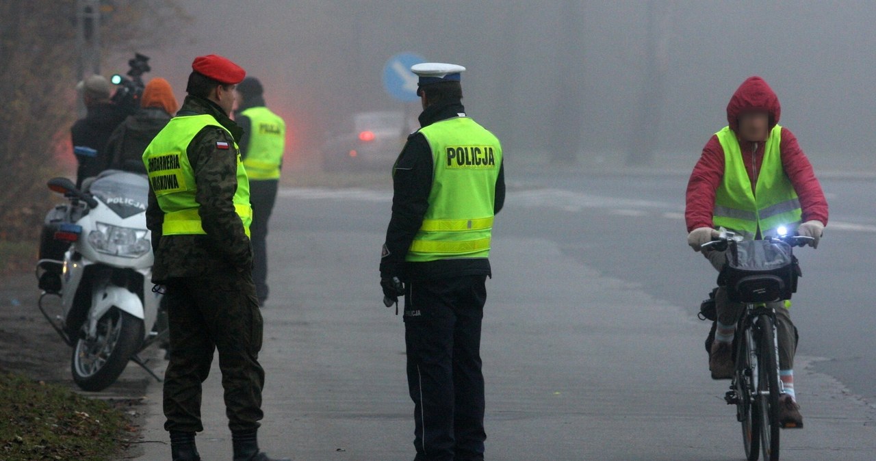 Elementy odblaskowe w terenie niezabudowanym są obowiązkowe dla pieszych, ale też dla rowerzystów prowadzących rowery /Wojciech Traczyk /East News