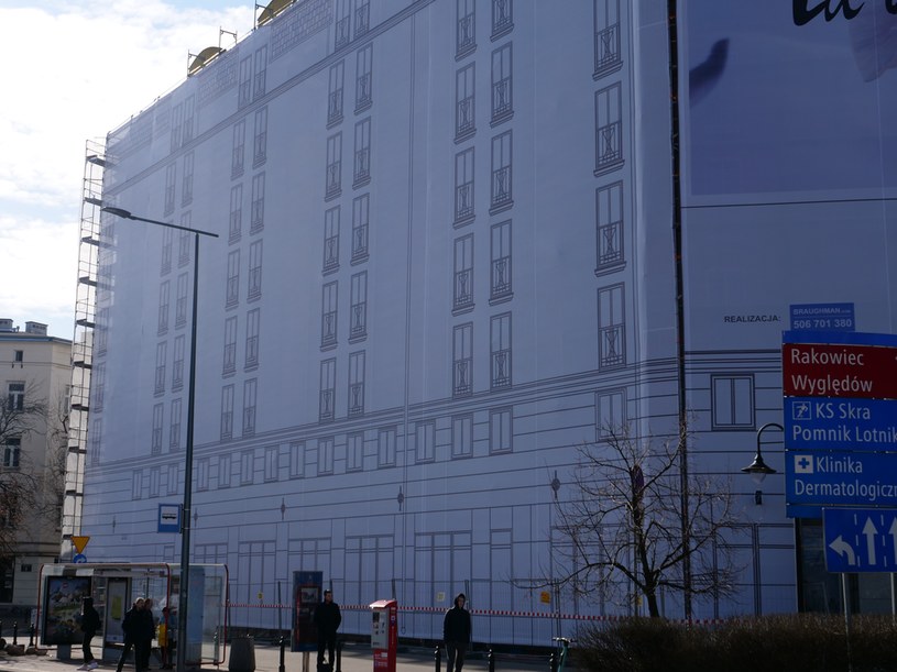 Elewacja hotelu przykryta jest wielką płachtą, pod którą kryją się rusztowania /Łukasz Piątek /INTERIA.PL