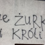 Elewacja łódzkiego sądu zniszczona przez wandali