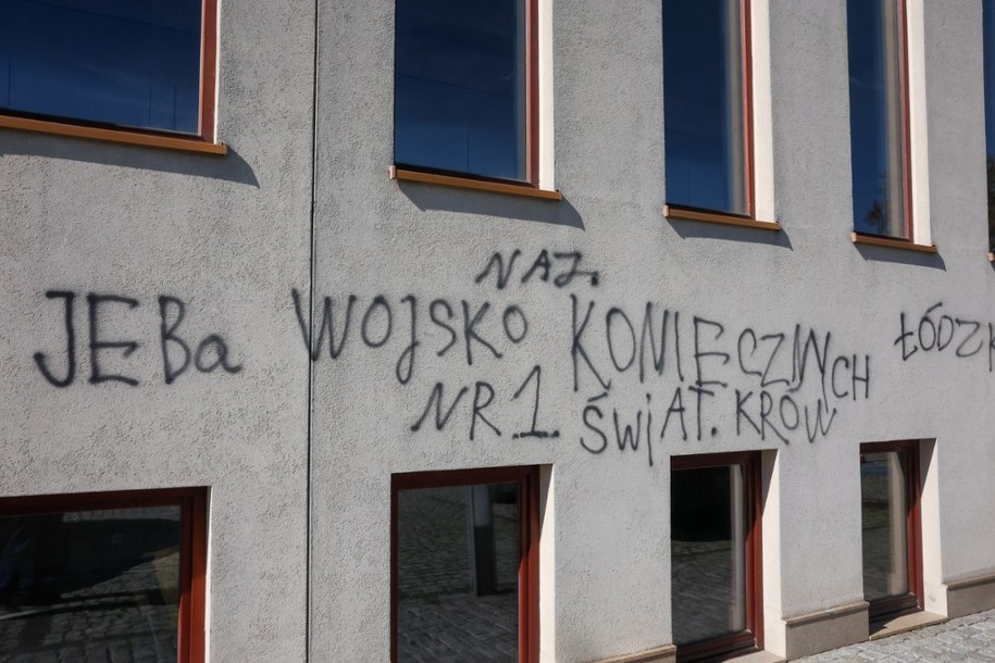 Elewacja Sądu Okręgowego w Łodzi zniszczona przez wandali /Marian Zubrzycki /PAP