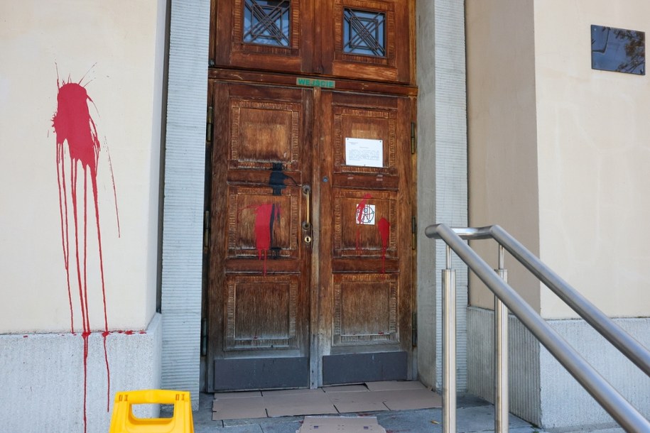 Elewacja Sądu Okręgowego w Łodzi zniszczona przez wandali /Marian Zubrzycki /PAP