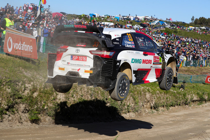 Elfyn Evans w locie po zwycięstwo w rajdzie Portugalii /Getty Images