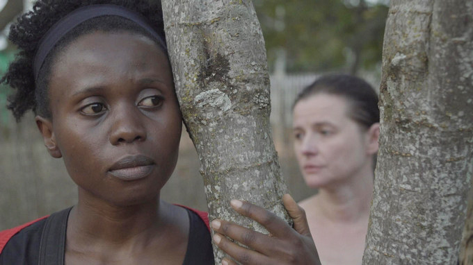 Eliane Umuhire i Jowita Budnik w filmie "Ptaki śpiewają w Kigali" /materiały prasowe