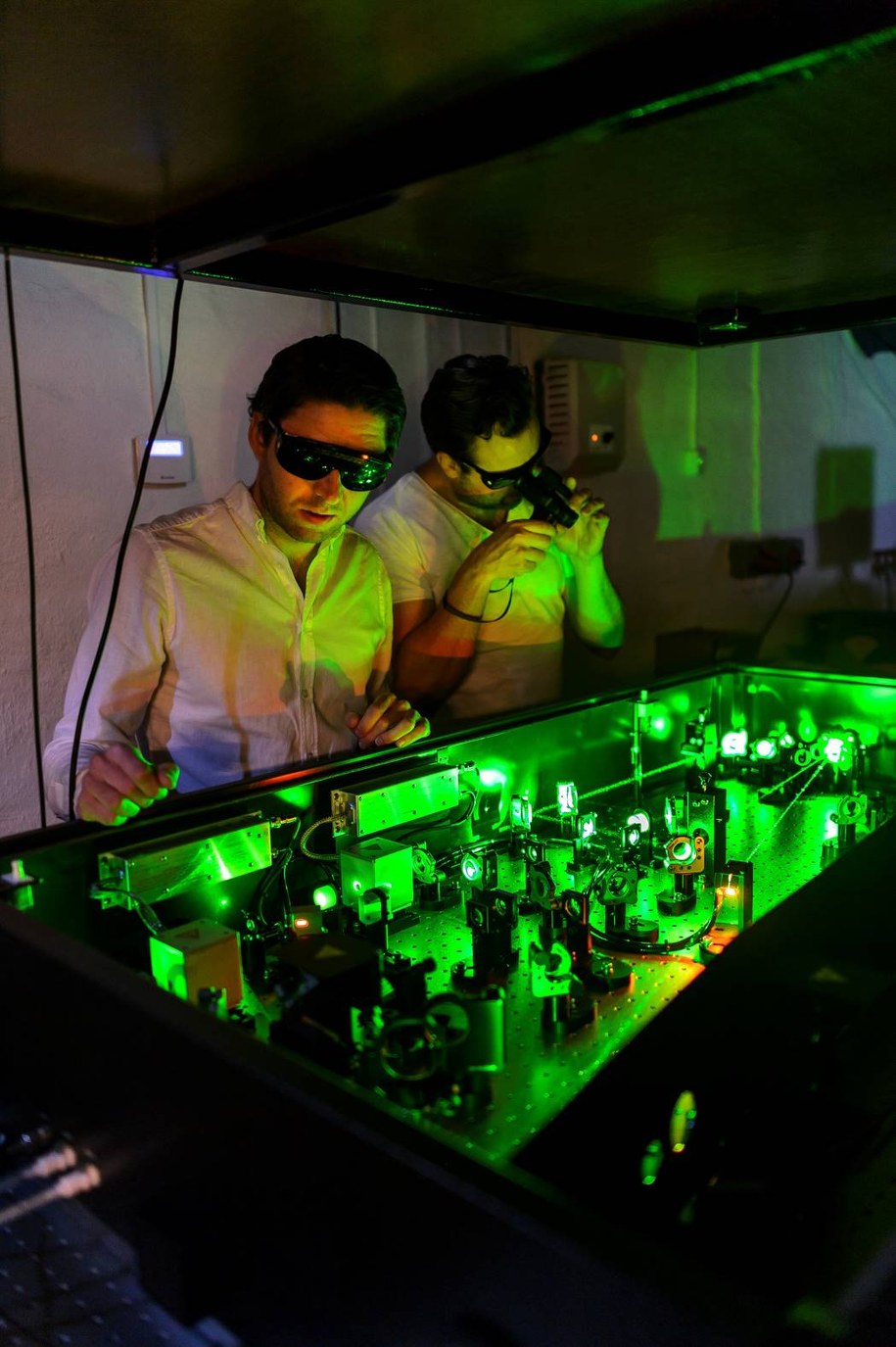 Elias Kristensson i Andreas Ehn w laboratorium /Fot. Kennet Ruona /materiały prasowe