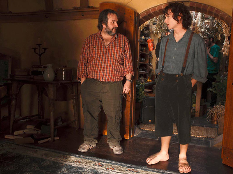 Elijah Wood i Peter Jackson na planie filmu "Hobbit: Niezwykła podróż" /materiały dystrybutora
