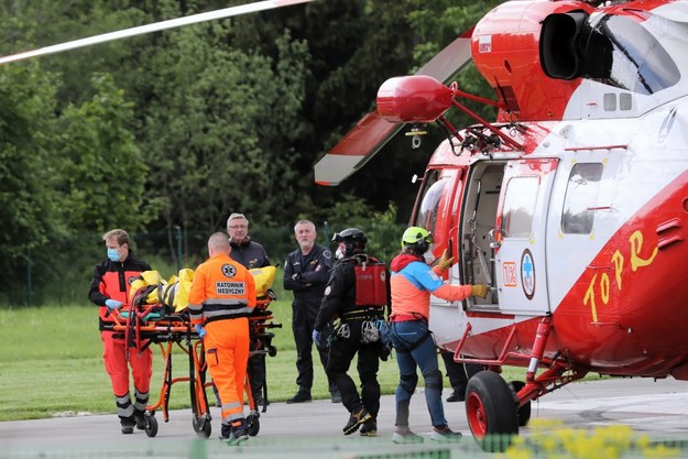 elikopter TOPR przetransportował kobietę poszkodowaną w wypadku w górach na lądowisko TOPR / 	Grzegorz Momot    /PAP