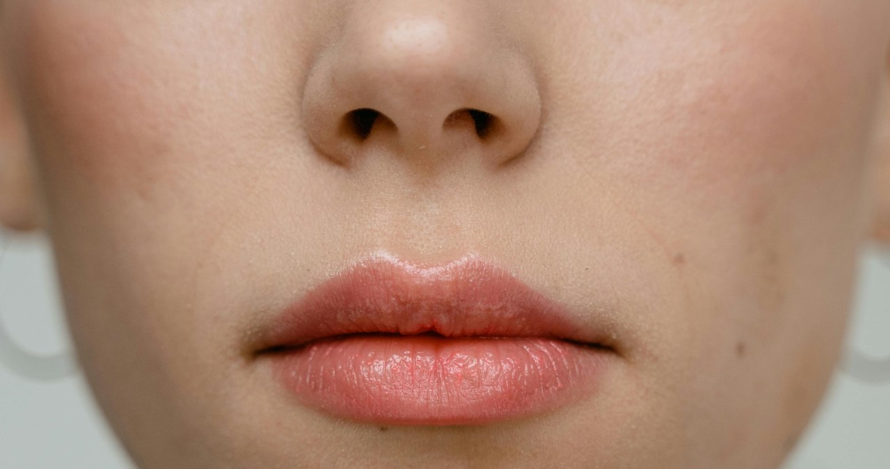 Eliksir młodości z ogórka i białka na zmarszczki palacza. Ta metoda zaskakuje /MART PRODUCTION /pexels.com