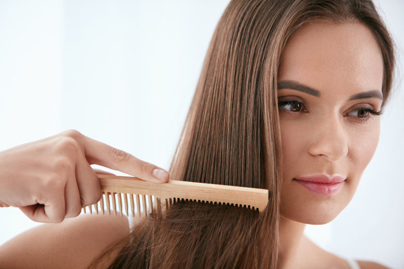 Eliksir wcieraj regularnie a włosy będą pięknie rosły /123RF/PICSEL