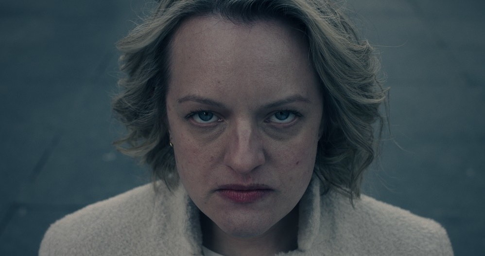 Elisabeth Moss w serialu "Opowieść podręcznej" /HBO