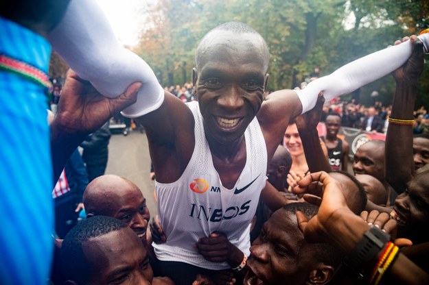 Eliud Kipchoge jako pierwszy człowiek pokonał maraton poniżej dwóch godzin (1:59.40) /CHRISTIAN BRUNA /PAP/EPA