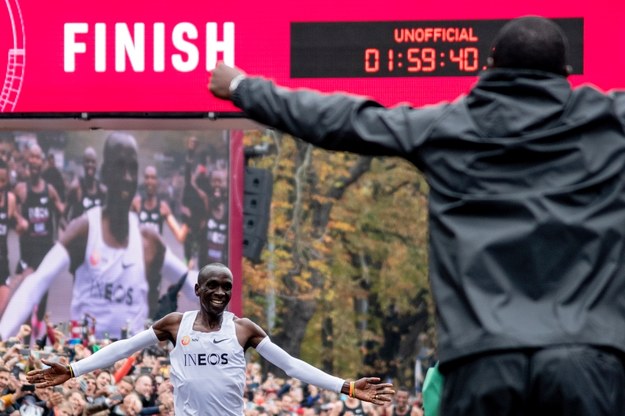 Eliud Kipchoge wbiegający na metę /CHRISTIAN BRUNA /PAP/EPA