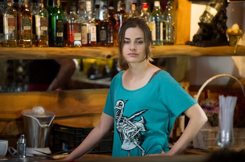 Eliza zostanie barmanką. Czy sprawdzi się w nowej pracy? /x-news/ Radek Orzeł /TVN