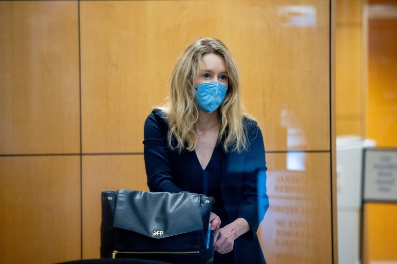 Elizabeth Holmes tuż przed wejściem do sądu w San Jose, 31 sierpnia 2021 /AFP