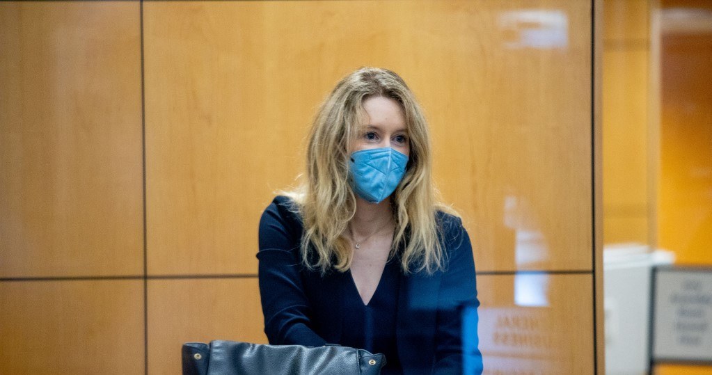 Elizabeth Holmes tuż przed wejściem do sądu w San Jose, 31 sierpnia 2021 /AFP