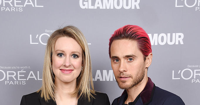 Elizabeth Holmes z nagrodą "Kobieta Roku", ktorą wręczył jej aktor i muzyk Jared Leto (2015) /Dimitrios Kambouris /Getty Images