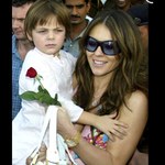 Elizabeth Hurley z synem na imprezie!